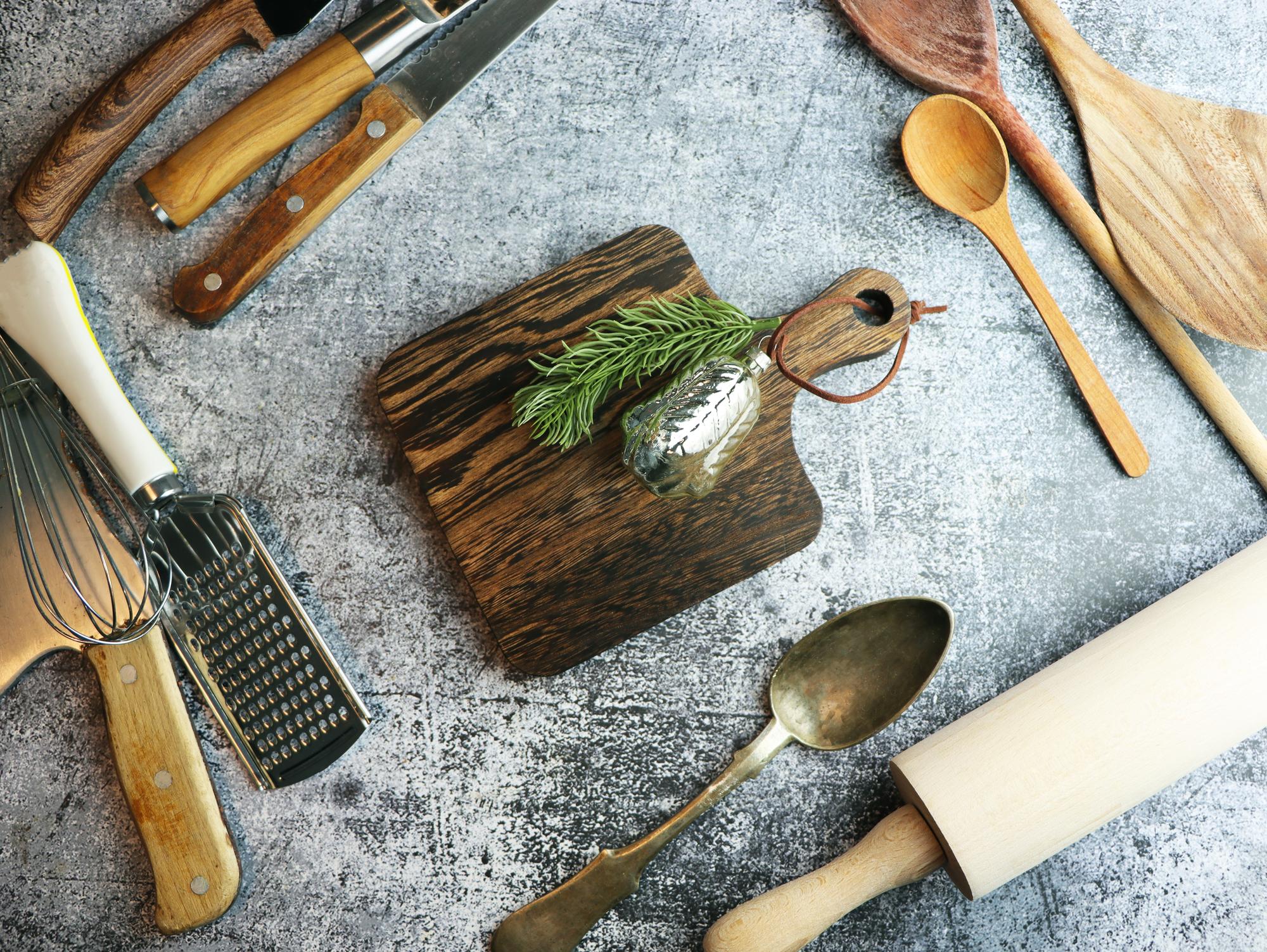 Set di strumenti da chef disposti su tavolo di legno