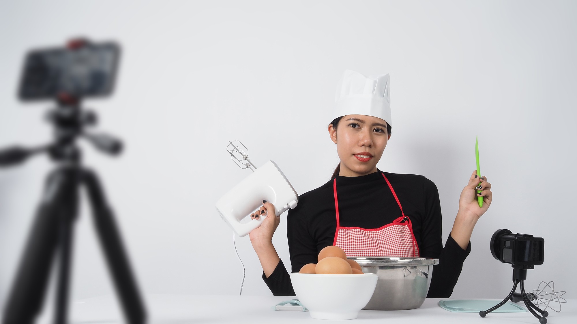 Studio cucina con luce calda e attrezzatura professionale