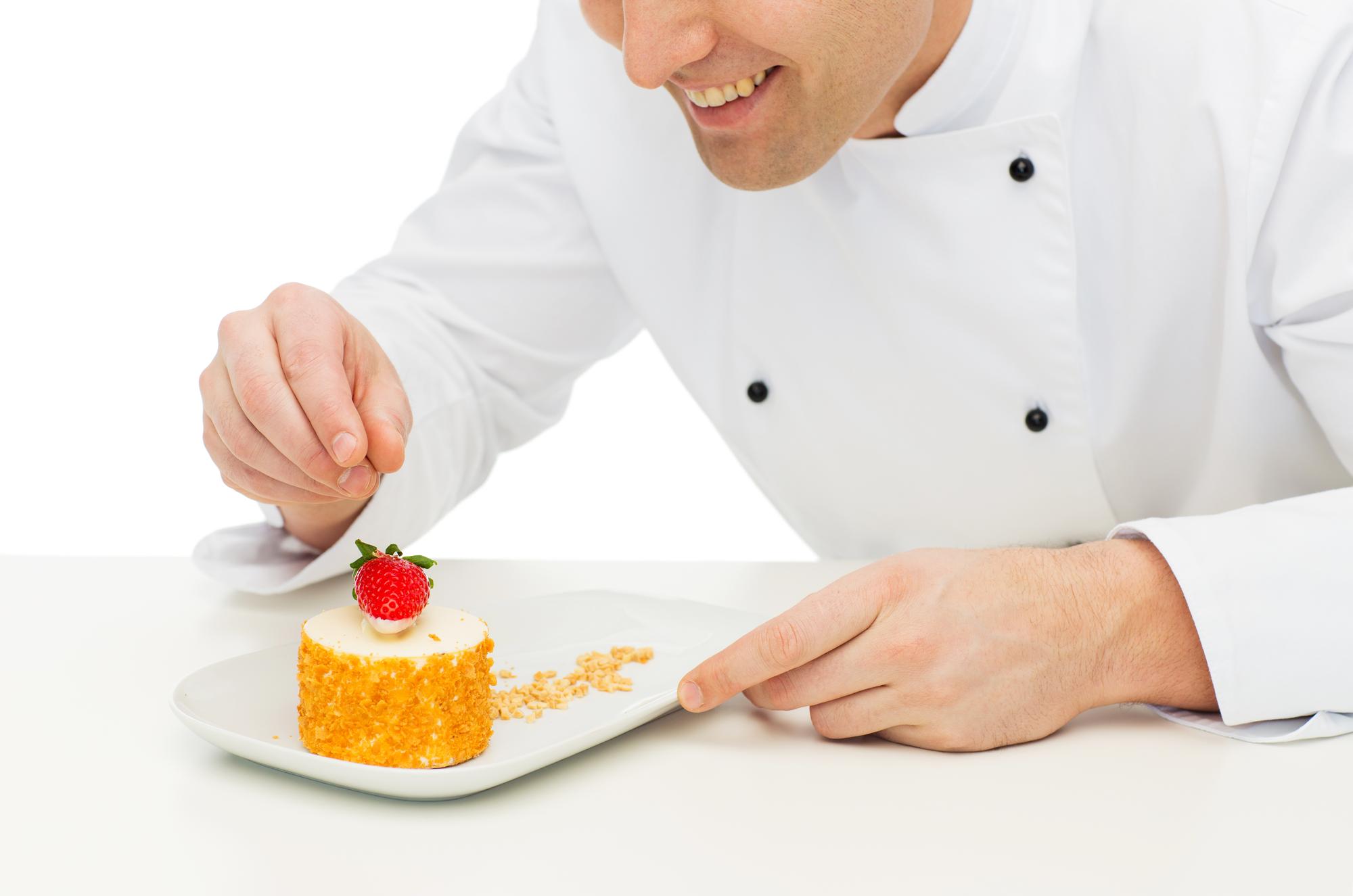 Chef che impiatta un dessert