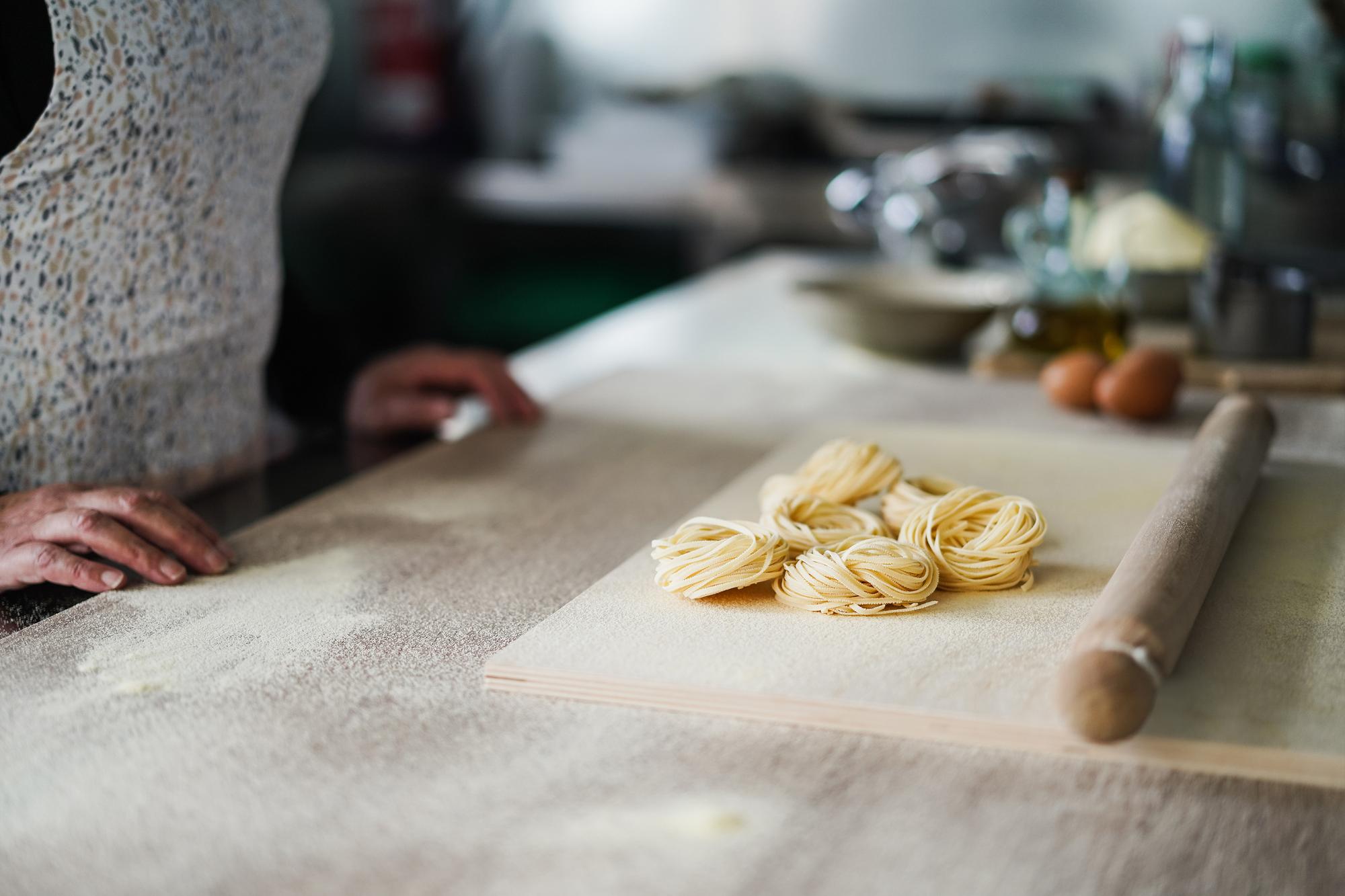 Dettaglio mani che lavorano pasta fresca