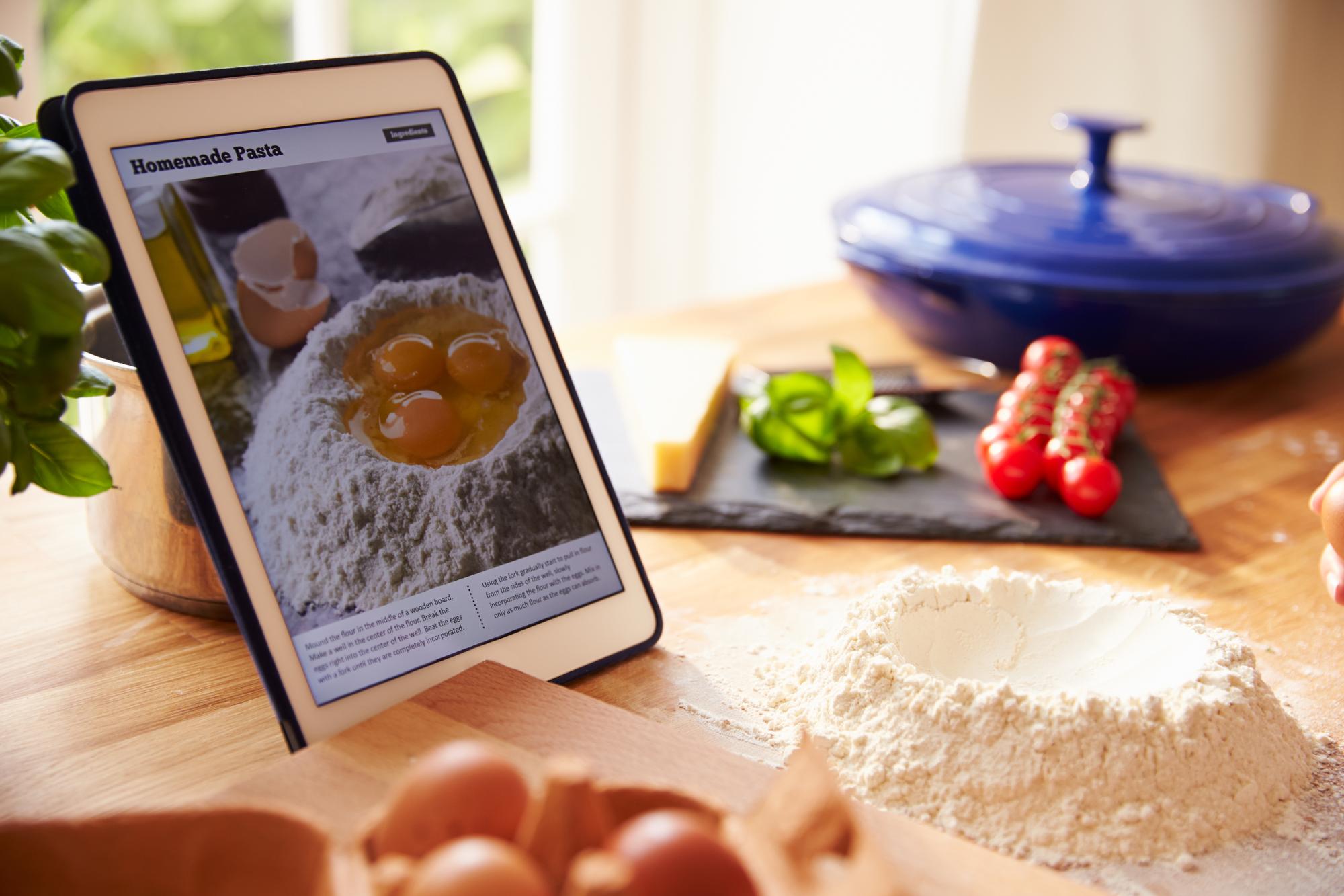 Set didattico con tablet e note di ricette